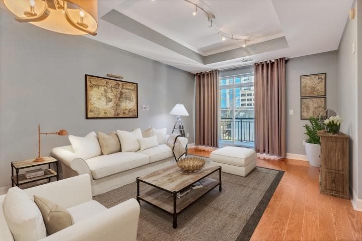 1 bedroom, 1 bathroom, 883 sq ft condominium sold at 325 E Paces Ferry Road 610, Atlanta, GA 30305