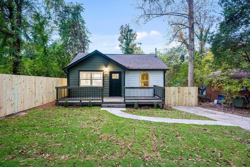 3 bedroom, 3 bathroom, 1,450 sq ft single family residence sold at 380 New Jersey Avenue, Atlanta, GA 30314