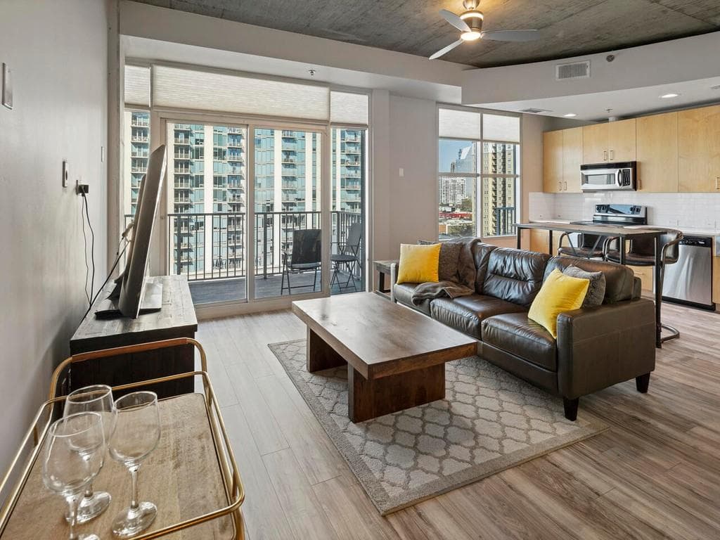 1 bedroom, 1 bathroom, 867 sq ft condominium sold at 250 Pharr Road 1204, Atlanta, GA 30305
