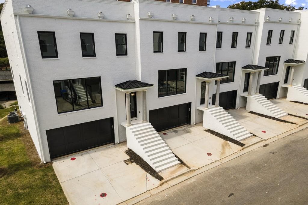3 bedroom, 4 bathroom, 2,495 sq ft townhouse sold at 3667 Peachtree Road 15, Atlanta, GA 30319
