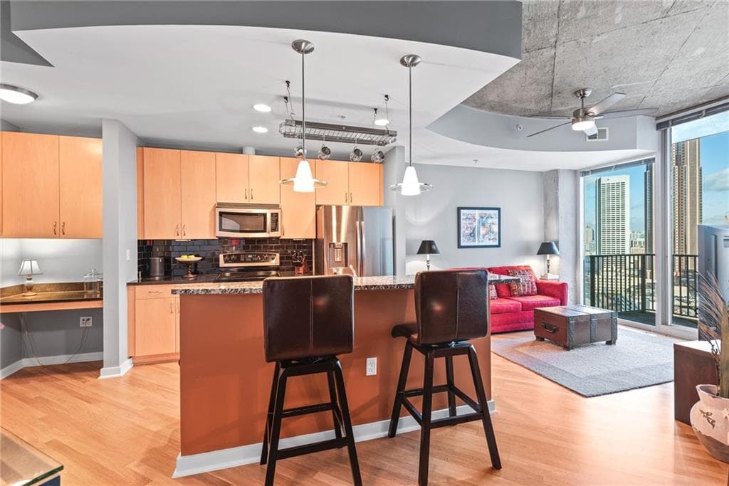 1 bedroom, 1 bathroom, 743 sq ft condominium sold at 400 W Peachtree Street 2514, Atlanta, GA 30308