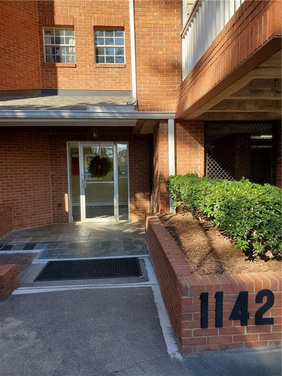 1 bedroom, 1 bathroom, 974 sq ft condominium sold at 1142 N Jamestown Road 305, Decatur, GA 30033