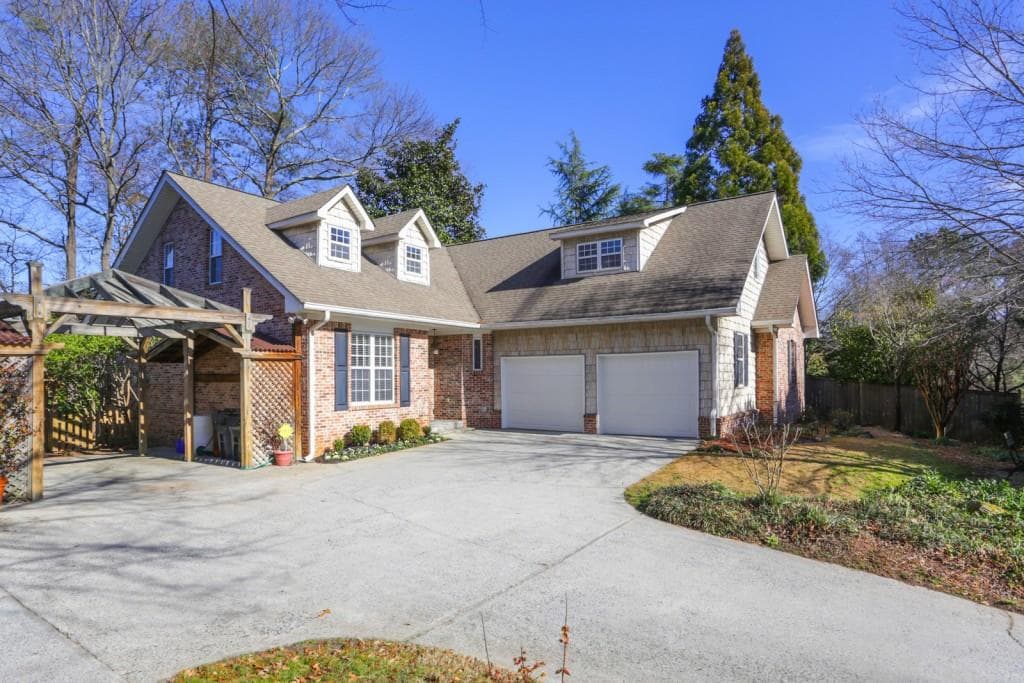 3 bedroom, 4 bathroom, 2,763 sq ft single family residence sold at 2725 Log Cabin Drive, Atlanta, GA 30339