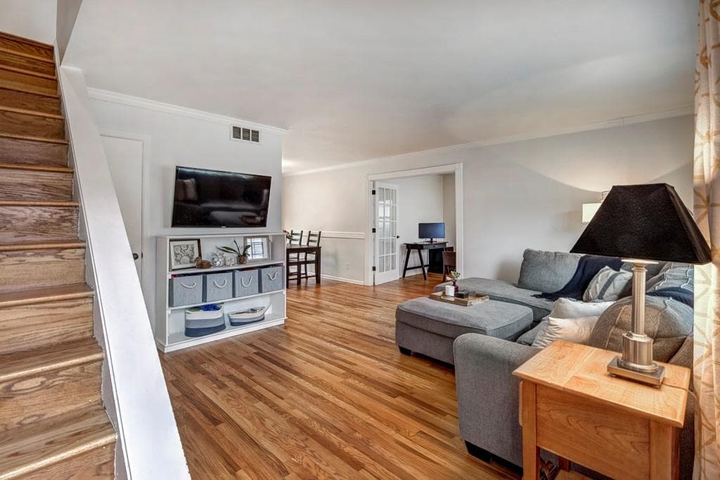 2 bedroom, 2 bathroom, 1,252 sq ft condominium sold at 136 Peachtree Memorial Drive IH8, Atlanta, GA 30309