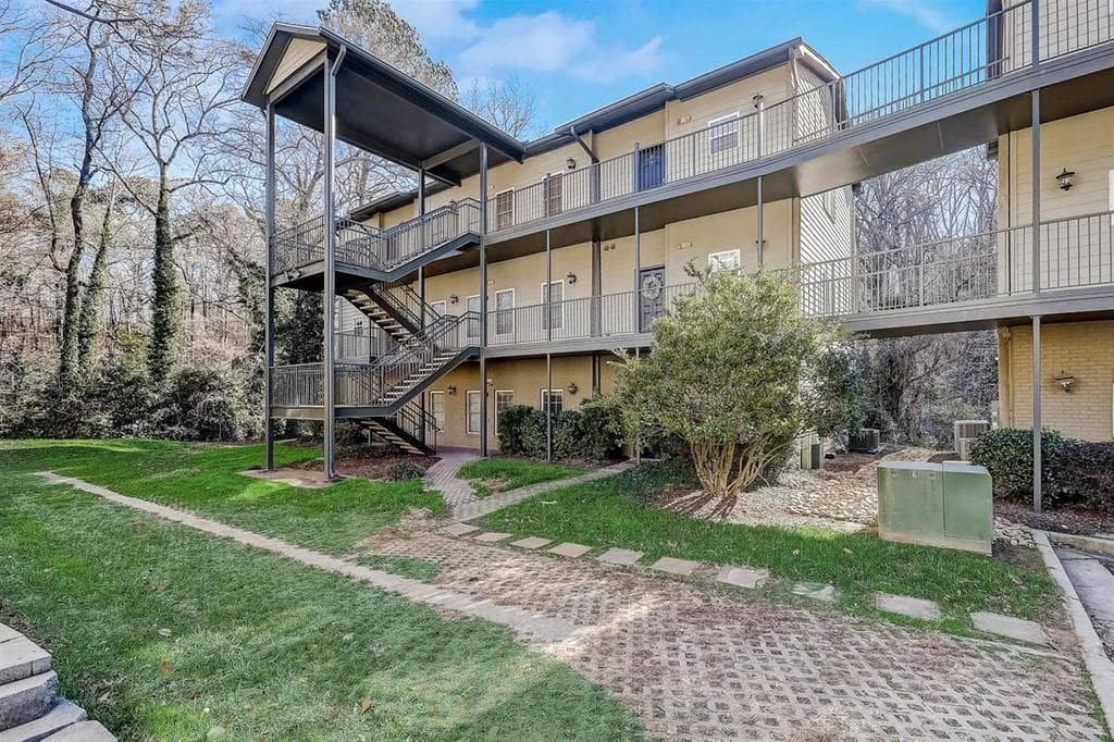 2 bedroom, 2 bathroom, 1,166 sq ft condominium sold at 1635 Briarcliff Road 5, Atlanta, GA 30306 — photo 1 of 1