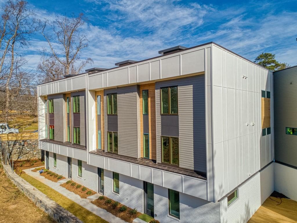 3 bedroom, 4 bathroom, 2,000 sq ft townhouse sold at 2424 Memorial Drive 2, Atlanta, GA 30317