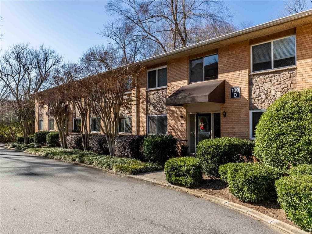 1 bedroom, 1 bathroom, 740 sq ft condominium sold at 100 Biscayne Drive D-6, Atlanta, GA 30309