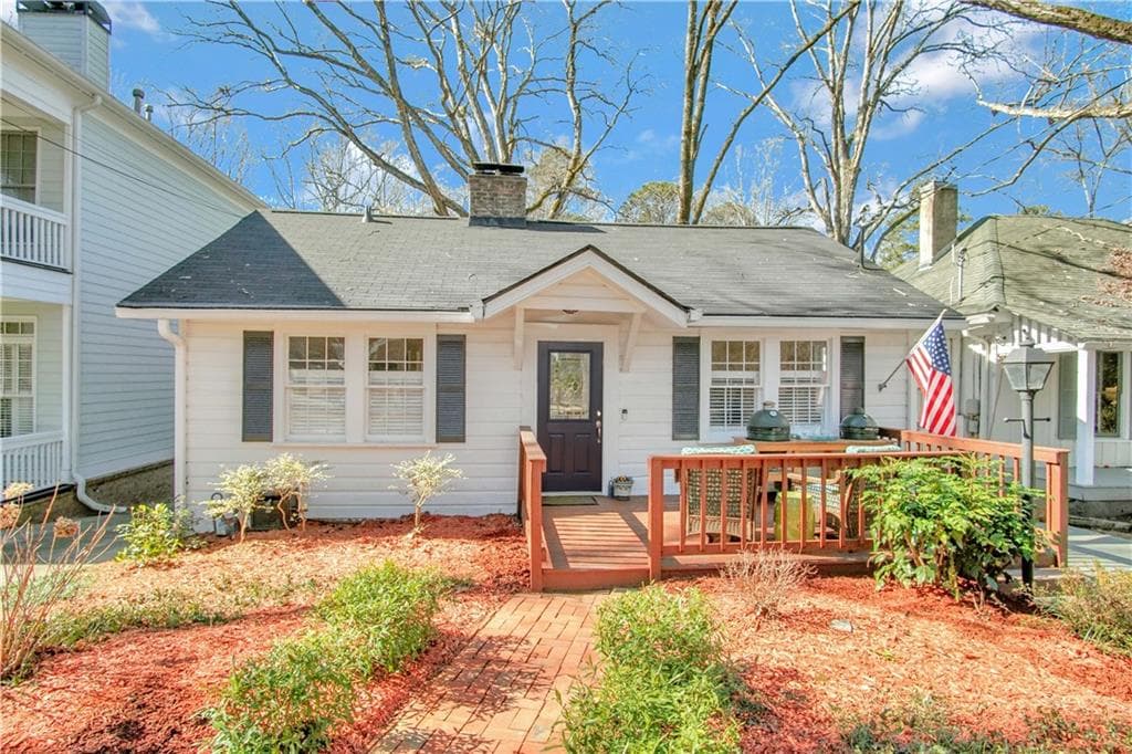 3 bedroom, 2 bathroom, 1,118 sq ft single family residence sold at 2976 Northside Drive, Atlanta, GA 30305