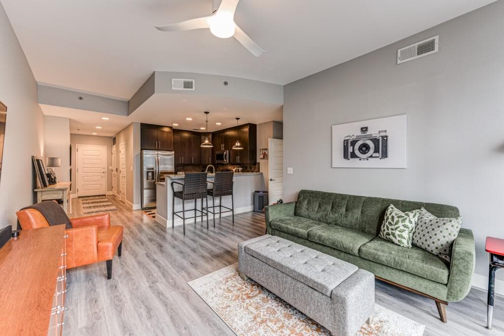 1 bedroom, 1 bathroom, 867 sq ft condominium sold at 1080 Peachtree Street 605, Atlanta, GA 30309