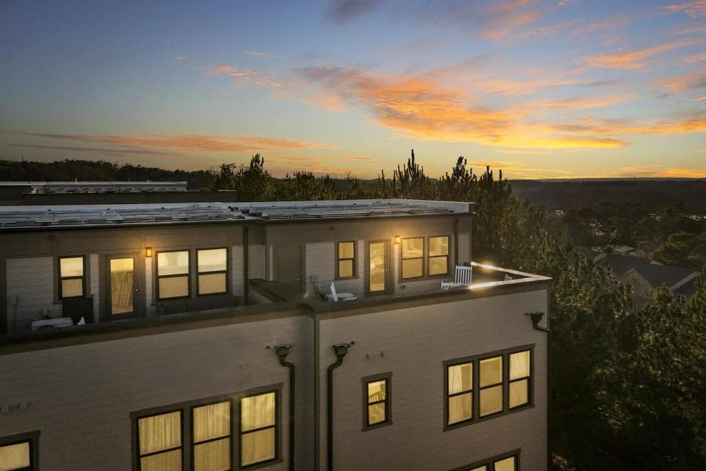3 bedroom, 5 bathroom, 2,900 sq ft townhouse sold at 1822 Brandsford Court, Atlanta, GA 30318