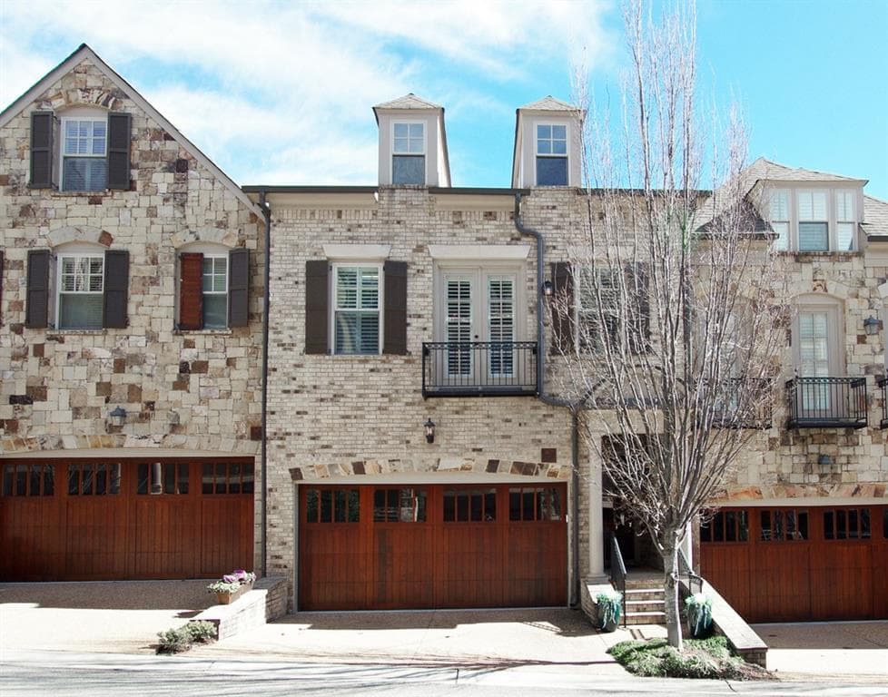 3 bedroom, 4 bathroom, 3,238 sq ft townhouse sold at 3877 Paces Lookout Drive 17, Atlanta, GA 30339