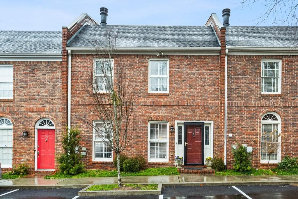 3 bedroom, 3 bathroom, 2,178 sq ft townhouse sold at 18 Kings Walk, Atlanta, GA 30307