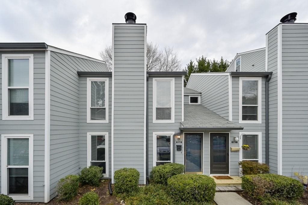 1062 Riverbend Club Drive 9, Atlanta, GA 30339 — most recent listing photo