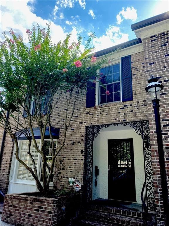 3 bedroom, 3 bathroom, 1,776 sq ft townhouse sold at 11 Ardmore Square, Atlanta, GA 30309
