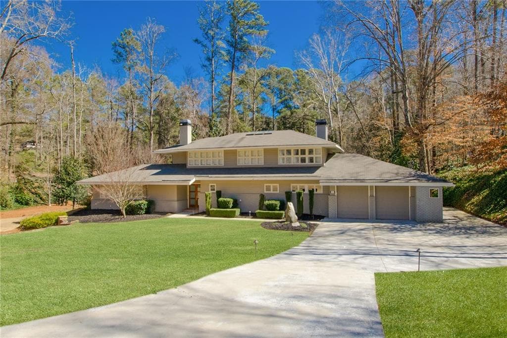 4 bedroom, 4 bathroom, 4,811 sq ft single family residence sold at 516 Londonberry Road, Atlanta, GA 30327