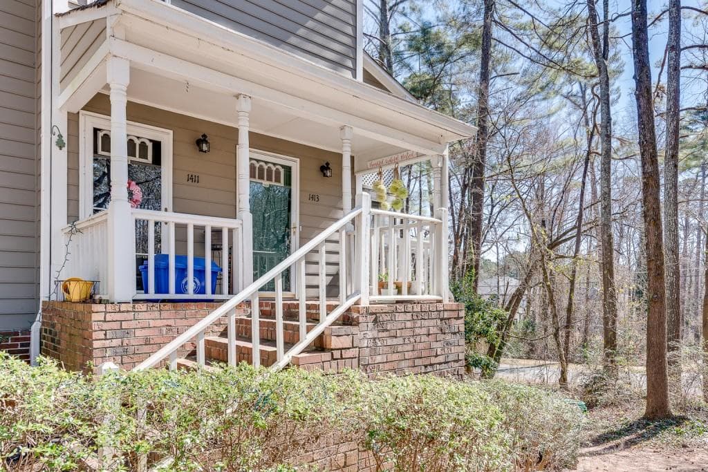 3 bedroom, 3 bathroom, 1,950 sq ft condominium sold at 1413 Oakridge Circle, Decatur, GA 30033
