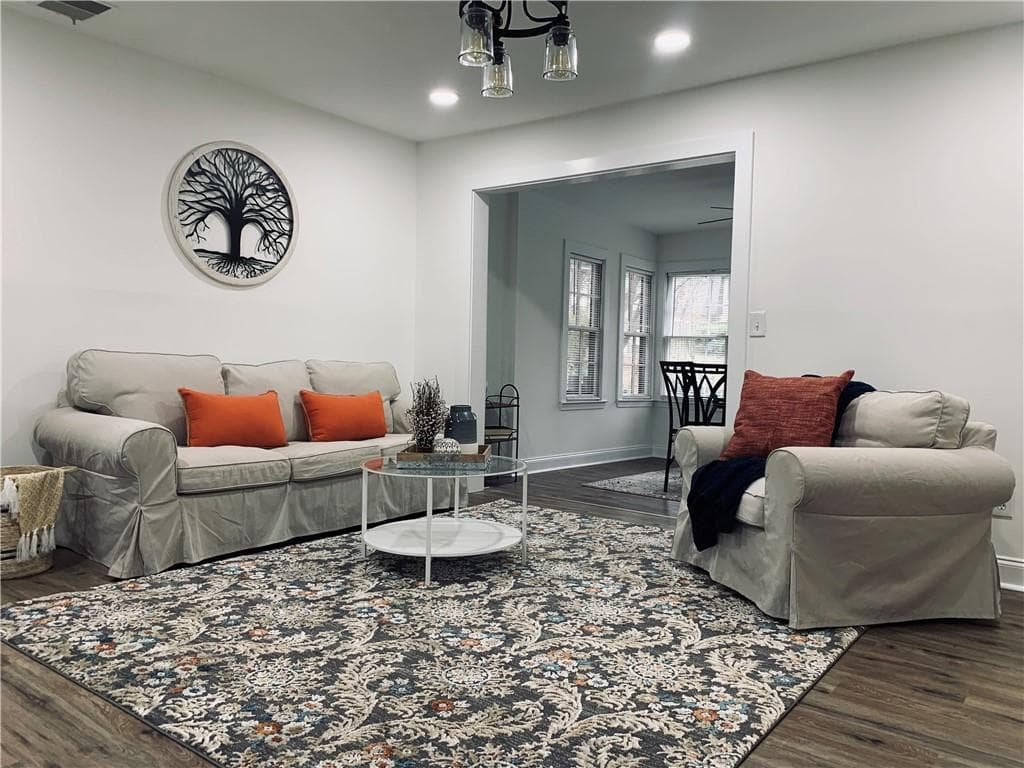 1 bedroom, 1 bathroom, 812 sq ft condominium sold at 106 De Arc Place 106, Atlanta, GA 30327
