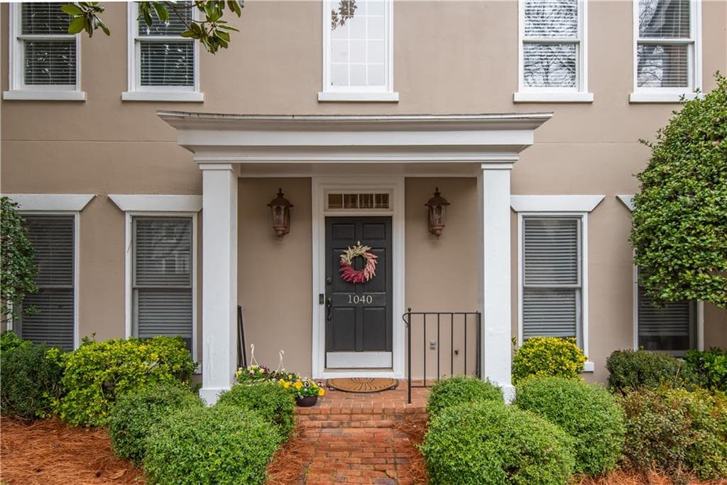 3 bedroom, 3 bathroom, 2,268 sq ft townhouse sold at 1040 Huntcliff, Sandy Springs, GA 30350