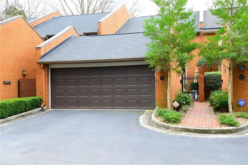 4 bedroom, 3 bathroom, 2,398 sq ft condominium sold at 18 Willow Glen 18, Atlanta, GA 30342 — photo 1 of 1