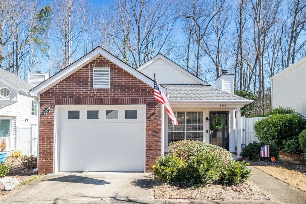 2 bedroom, 2 bathroom, 912 sq ft single family residence sold at 605 Crossbridge Alley, Alpharetta, GA 30022