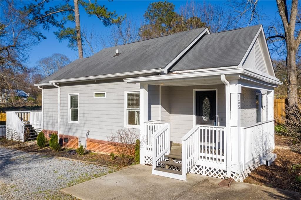 2 bedroom, 1 bathroom, 1,041 sq ft single family residence sold at 135 King Street, Roswell, GA 30075