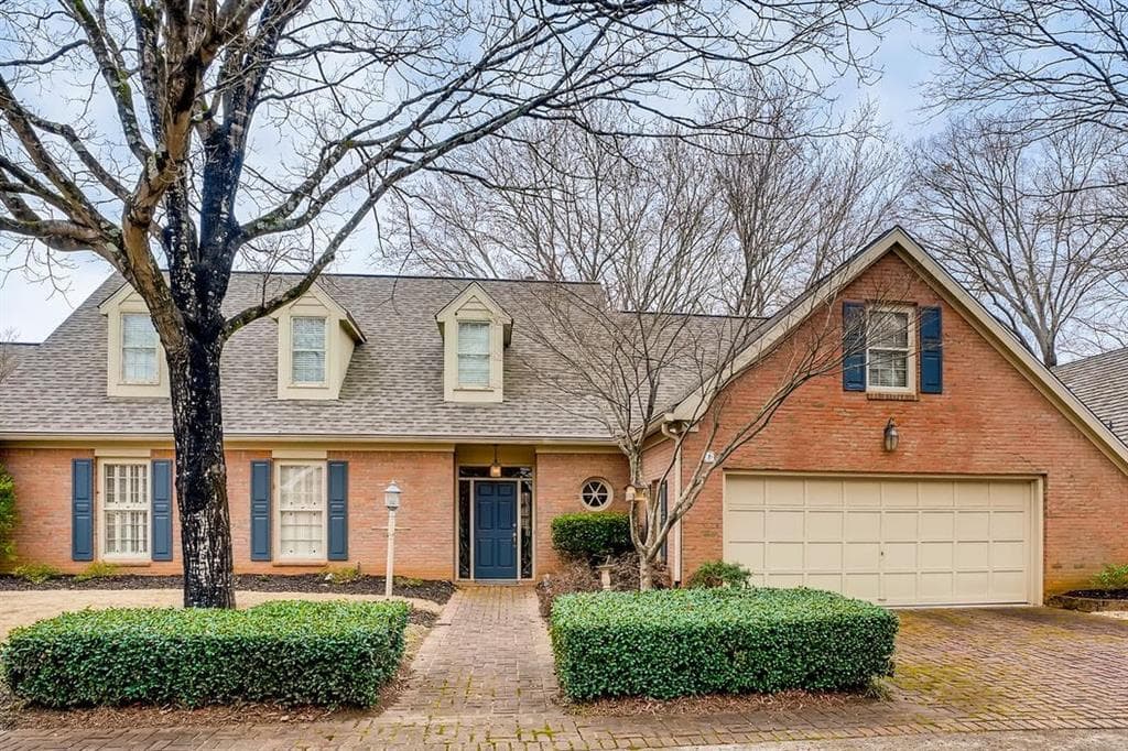 4 bedroom, 3 bathroom, 2,900 sq ft single family residence sold at 240 Tenth Fairway, Roswell, GA 30076