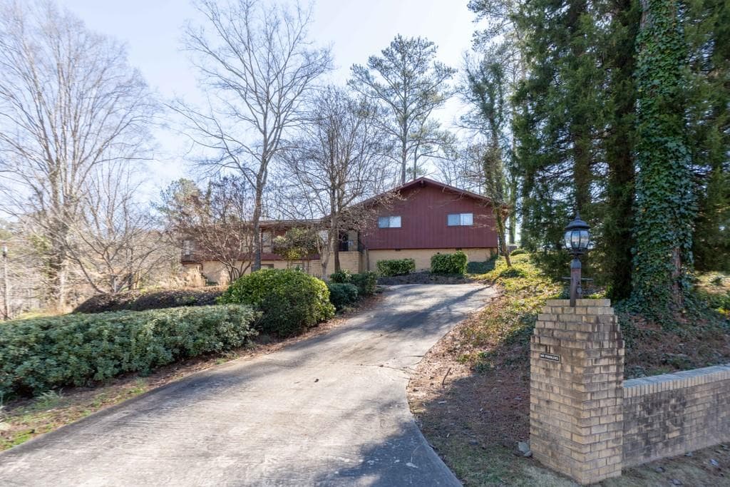 3 bedroom, 4 bathroom, 2,706 sq ft single family residence sold at 1895 Loch Lomond Trail, Atlanta, GA 30331