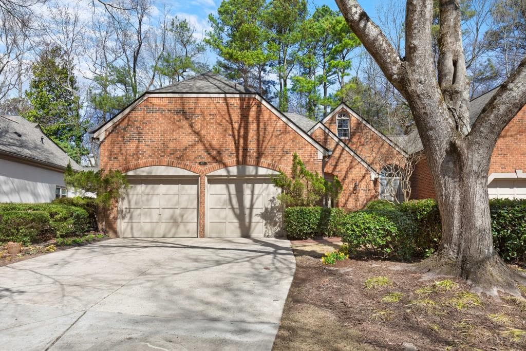 3 bedroom, 4 bathroom, 2,585 sq ft single family residence sold at 425 Greenlaurel Drive, Atlanta, GA 30342 — photo 1 of 1