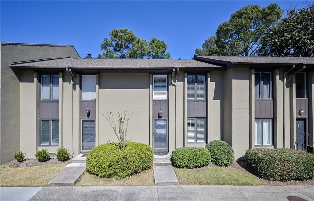 3 bedroom, 3 bathroom, 1,798 sq ft townhouse sold at 79 Ivy Trail, Atlanta, GA 30342 — photo 1 of 1
