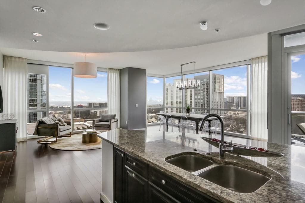 3 bedroom, 3 bathroom, 2,748 sq ft condominium sold at 3325 Piedmont Road 1506, Atlanta, GA 30305