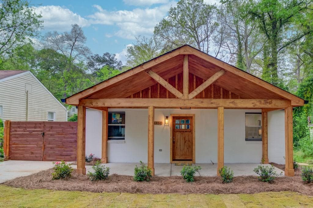 3 bedroom, 3 bathroom, 1,660 sq ft single family residence sold at 1351 Graymont Drive, Atlanta, GA 30310