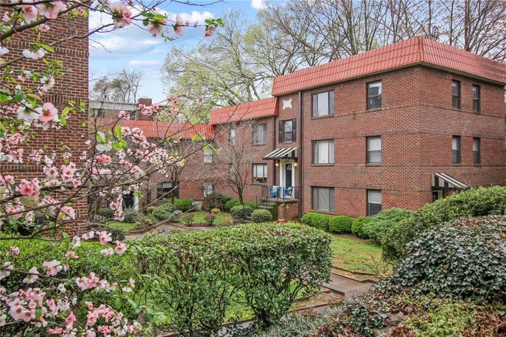 2 bedroom, 1 bathroom, 667 sq ft condominium sold at 696 Argonne Avenue 5, Atlanta, GA 30308