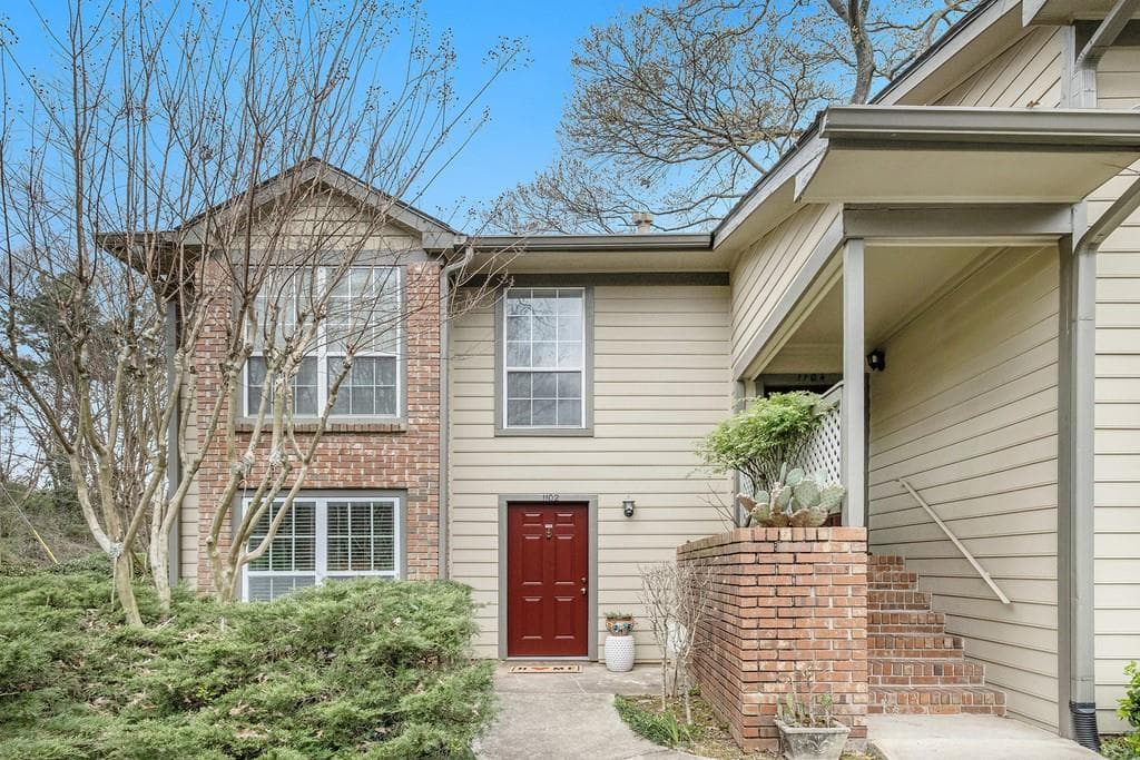 2 bedroom, 2 bathroom, 1,304 sq ft condominium sold at 1102 Weatherstone Drive, Atlanta, GA 30324
