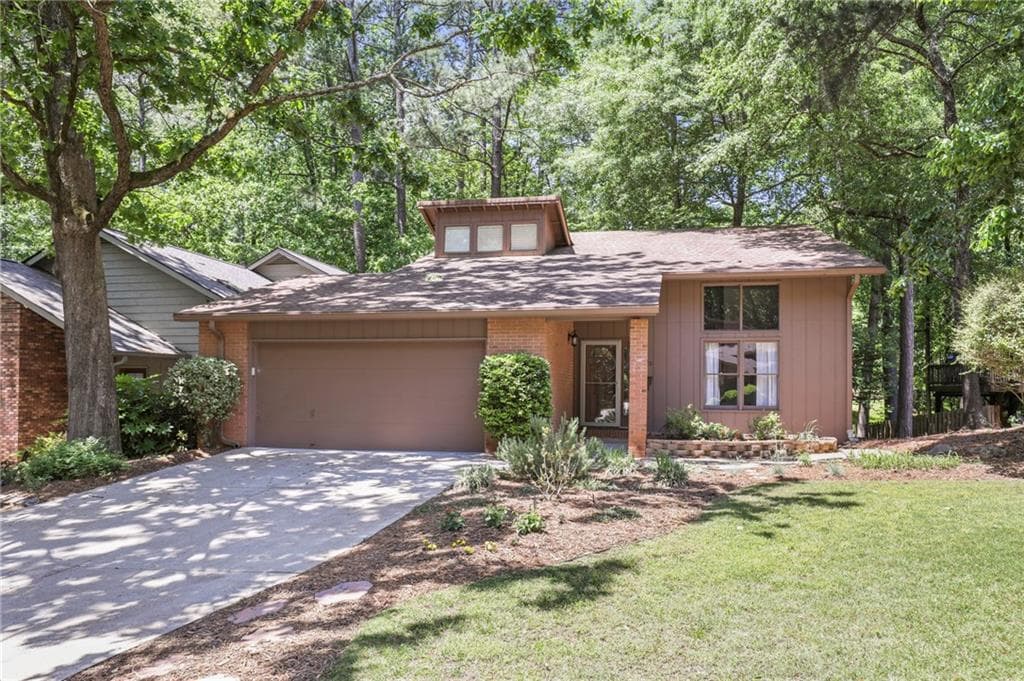 3 bedroom, 3 bathroom, 2,250 sq ft townhouse sold at 900 Cruise Court, Roswell, GA 30076