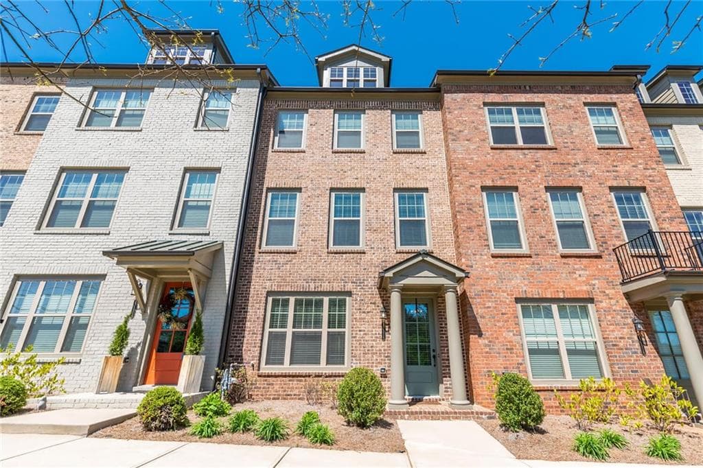 3 bedroom, 4 bathroom, 2,025 sq ft townhouse sold at 10116 Windalier Way, Roswell, GA 30076
