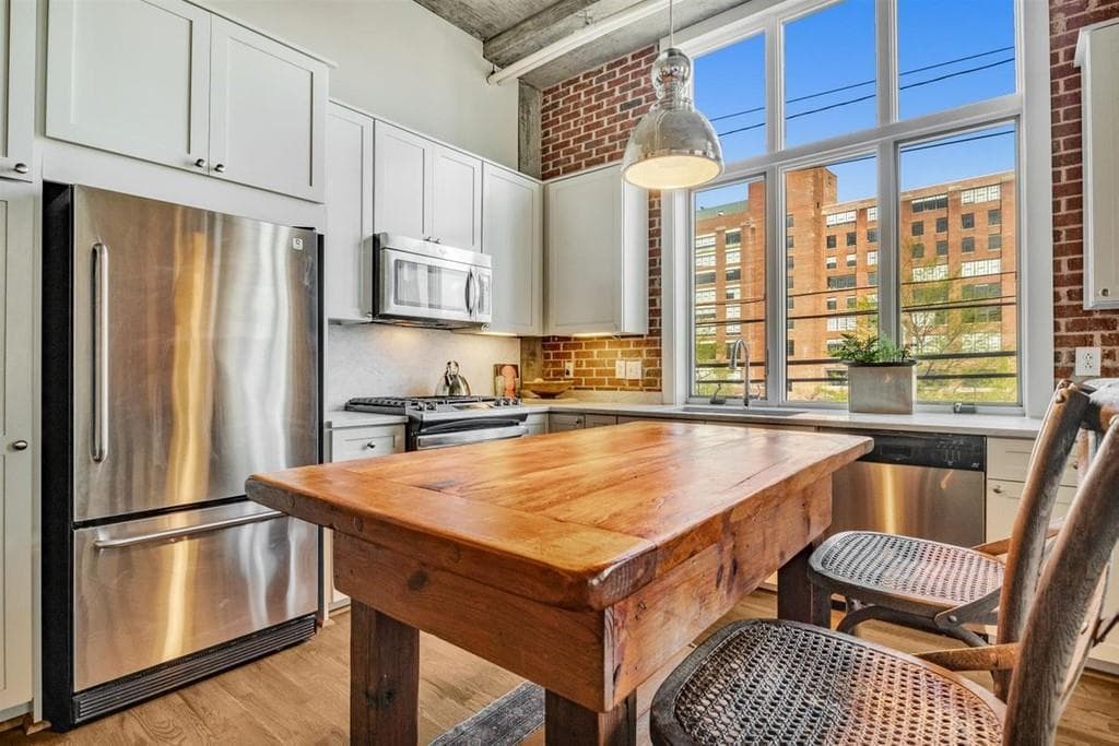 1 bedroom, 1 bathroom, 1,169 sq ft condominium sold at 660 Glen Iris Drive 209, Atlanta, GA 30308