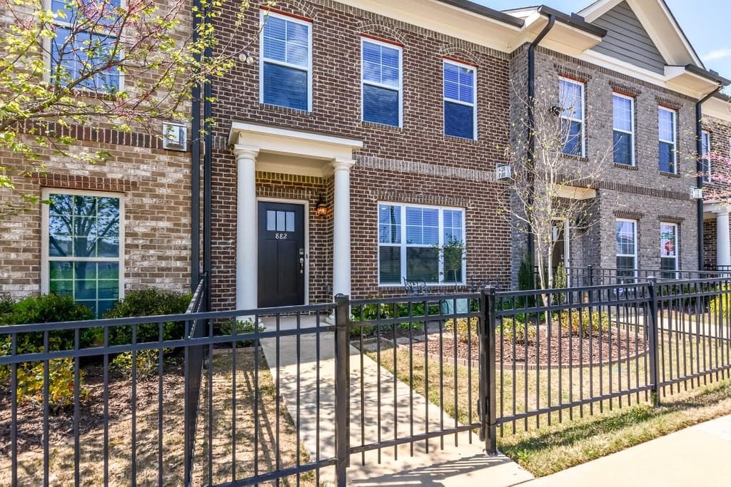 3 bedroom, 3 bathroom, 1,650 sq ft townhouse sold at 882 Westmoreland Circle, Atlanta, GA 30318