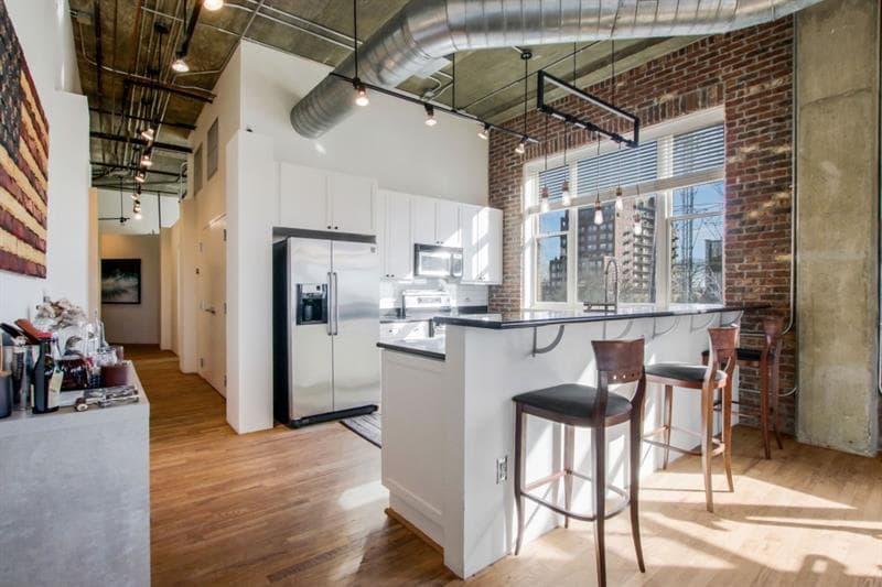2 bedroom, 2 bathroom, 1,720 sq ft condominium sold at 3235 Roswell Road 717, Atlanta, GA 30305