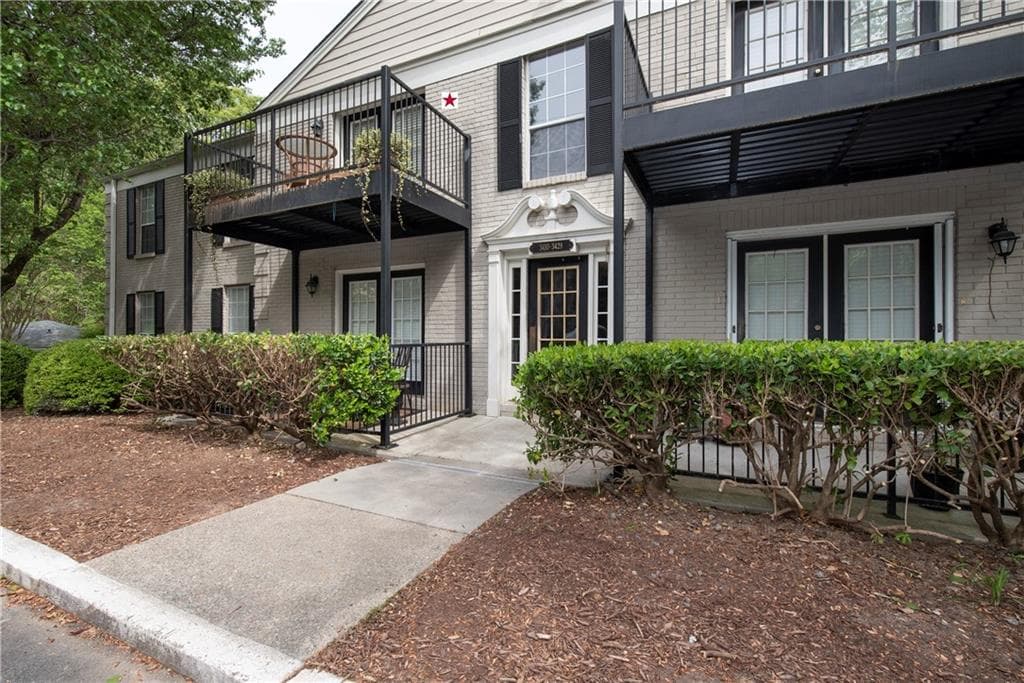 2 bedroom, 2 bathroom, 1,181 sq ft condominium sold at 3422 Essex Avenue 120, Atlanta, GA 30339