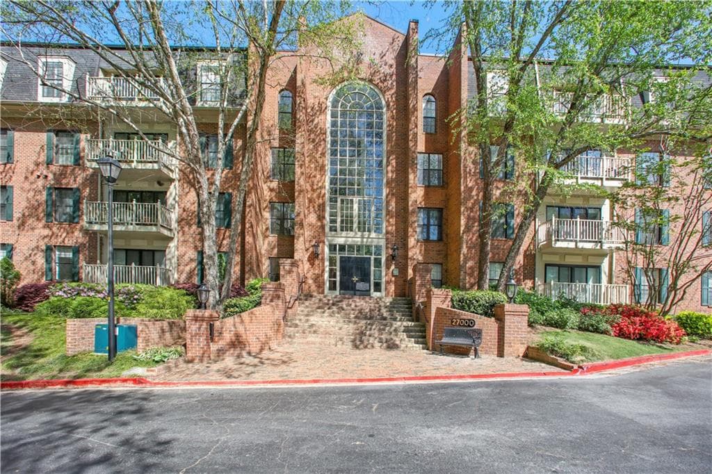 3 bedroom, 2 bathroom, 1,720 sq ft condominium sold at 27207 Plantation Drive, Atlanta, GA 30324