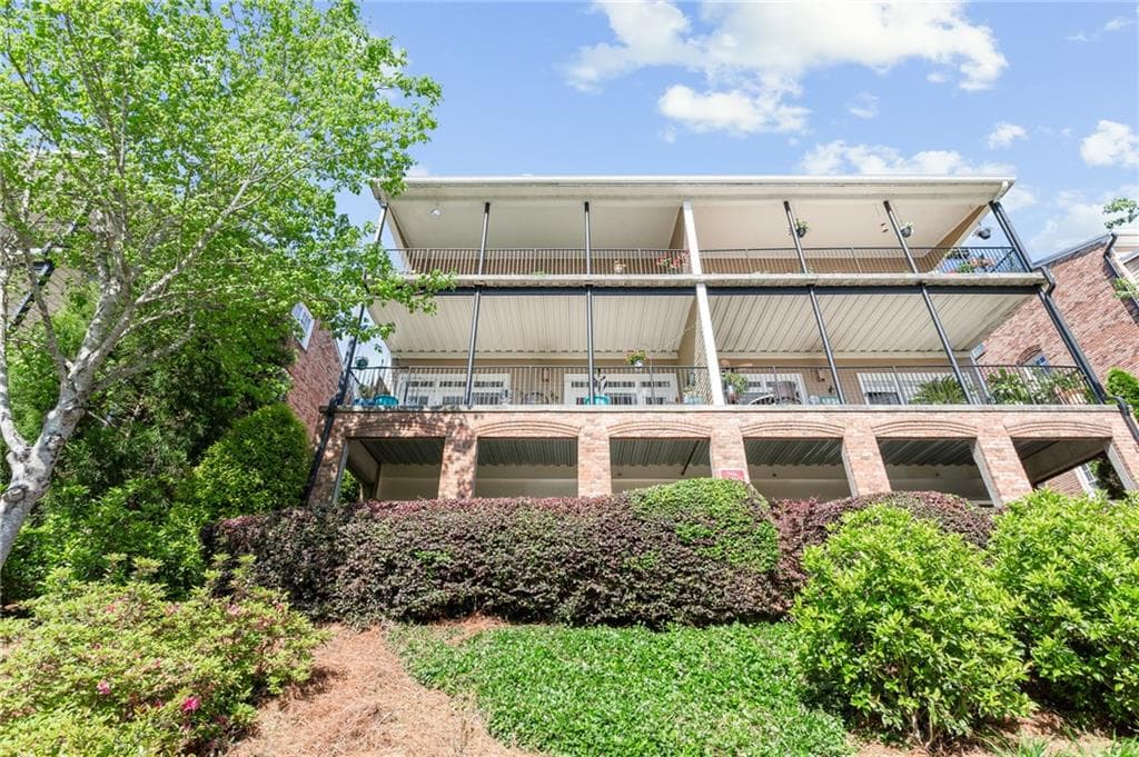 2 bedroom, 2 bathroom, 1,293 sq ft condominium sold at 610 Creek View Lane 601, Roswell, GA 30075