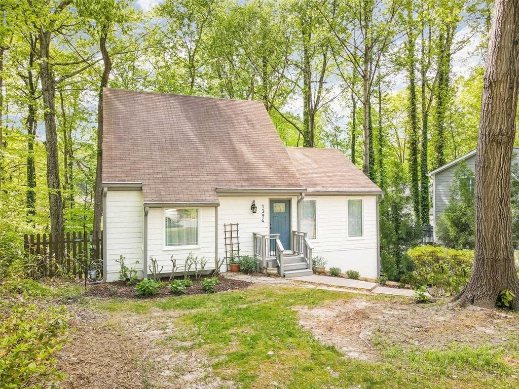 3 bedroom, 2 bathroom, 1,460 sq ft single family residence sold at 1394 Natchez Trace, Marietta, GA 30008