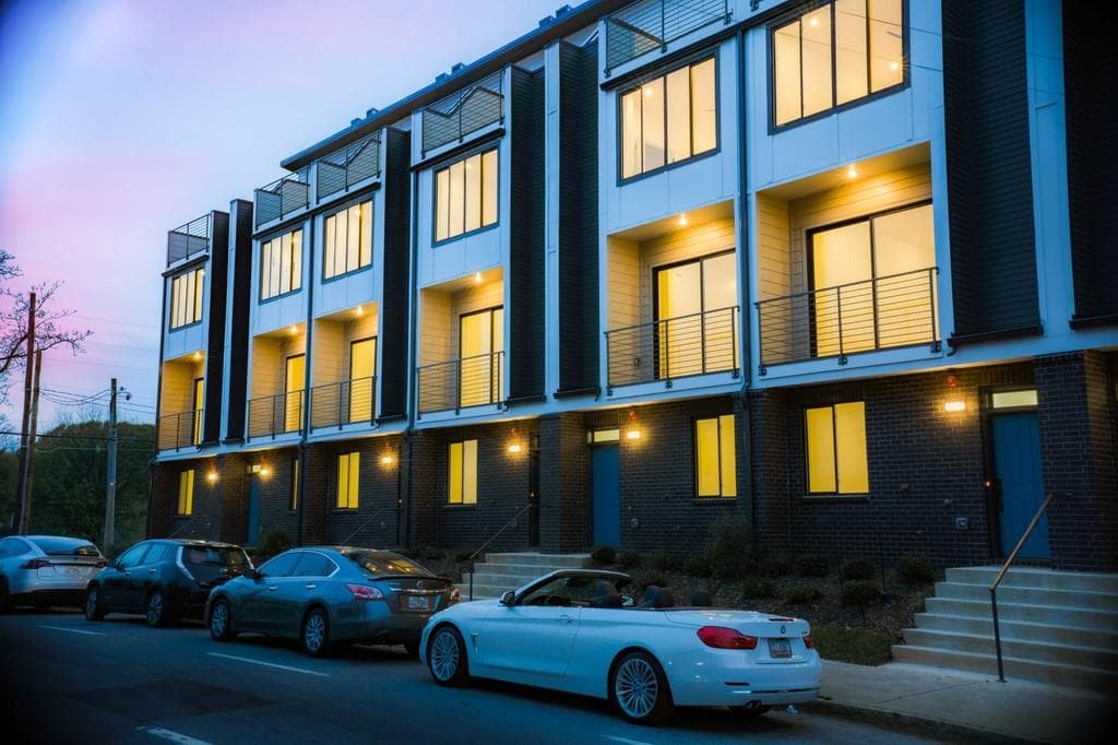 3 bedroom, 5 bathroom, 2,000 sq ft townhouse sold at 703 Pryor Street, Atlanta, GA 30015