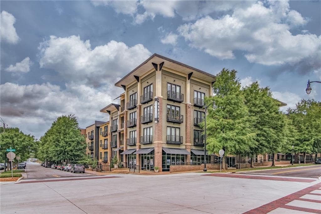 1 bedroom, 1 bathroom, 713 sq ft condominium sold at 5300 Peachtree Road 1502, Chamblee, GA 30341