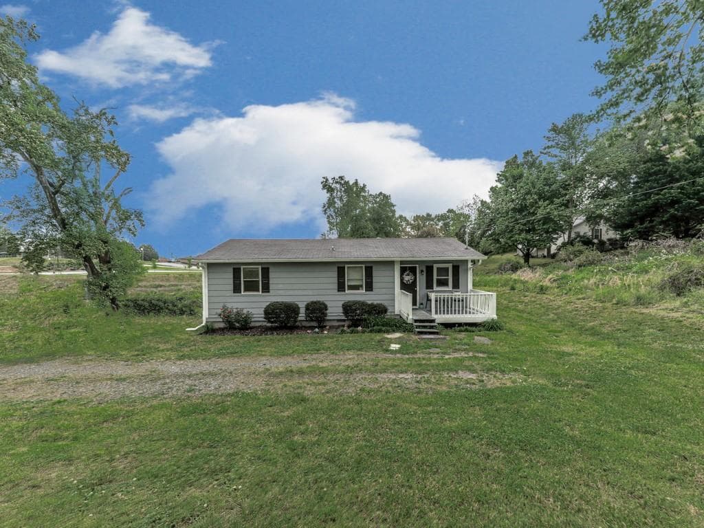 3 bedroom, 2 bathroom, 984 sq ft single family residence sold at 170 Birch Street, Jasper, GA 30143