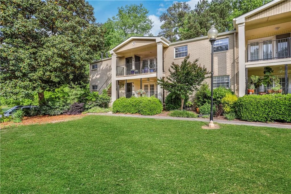 2 bedroom, 1 bathroom, 1,020 sq ft condominium sold at 311 Peachtree Hills Avenue 15A, Atlanta, GA 30305