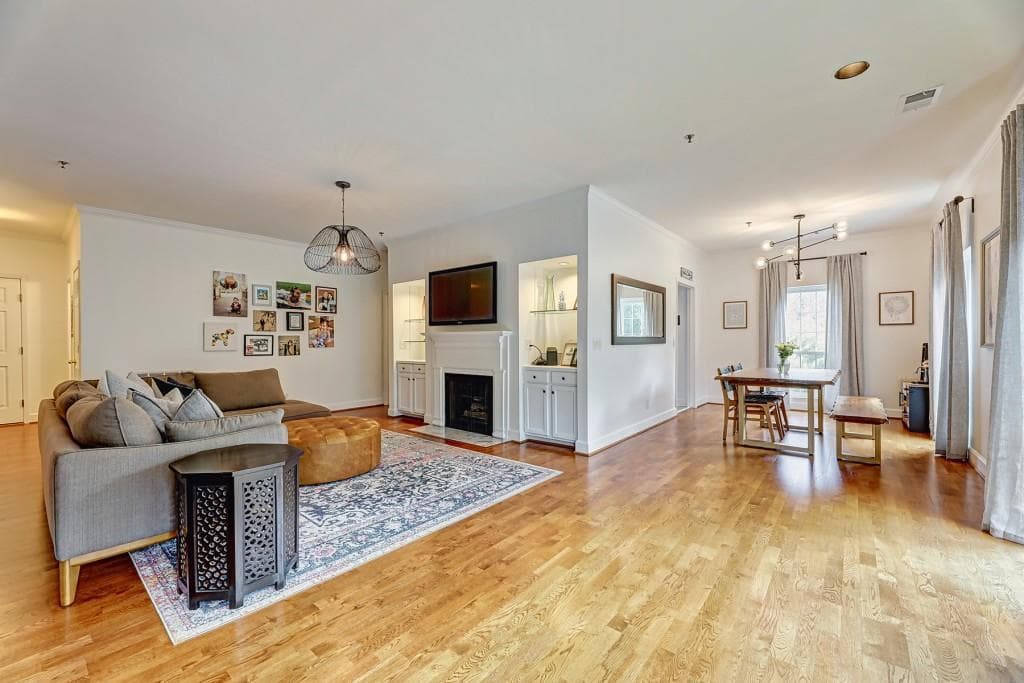 2 bedroom, 3 bathroom, 1,720 sq ft condominium sold at 2921 Lenox Road 210, Atlanta, GA 30324