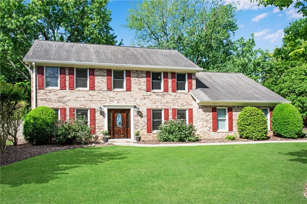 4 bedroom, 3 bathroom, 2,528 sq ft single family residence sold at 525 Saddle Creek Circle, Roswell, GA 30076