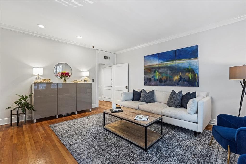 2 bedroom, 1 bathroom, 1,038 sq ft condominium sold at 18 Collier Road 8, Atlanta, GA 30309