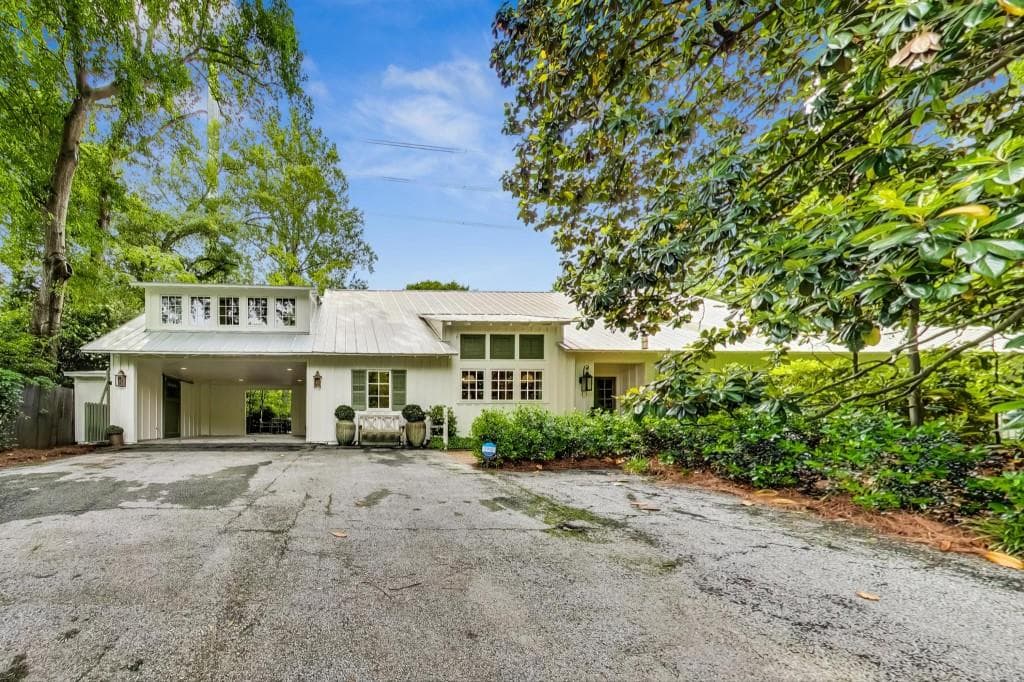 3 bedroom, 3 bathroom, 3,400 sq ft single family residence sold at 426 Golfview Road, Atlanta, GA 30309